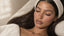Femme allongée avec des extensions de cils naturelles, Velvet Extension