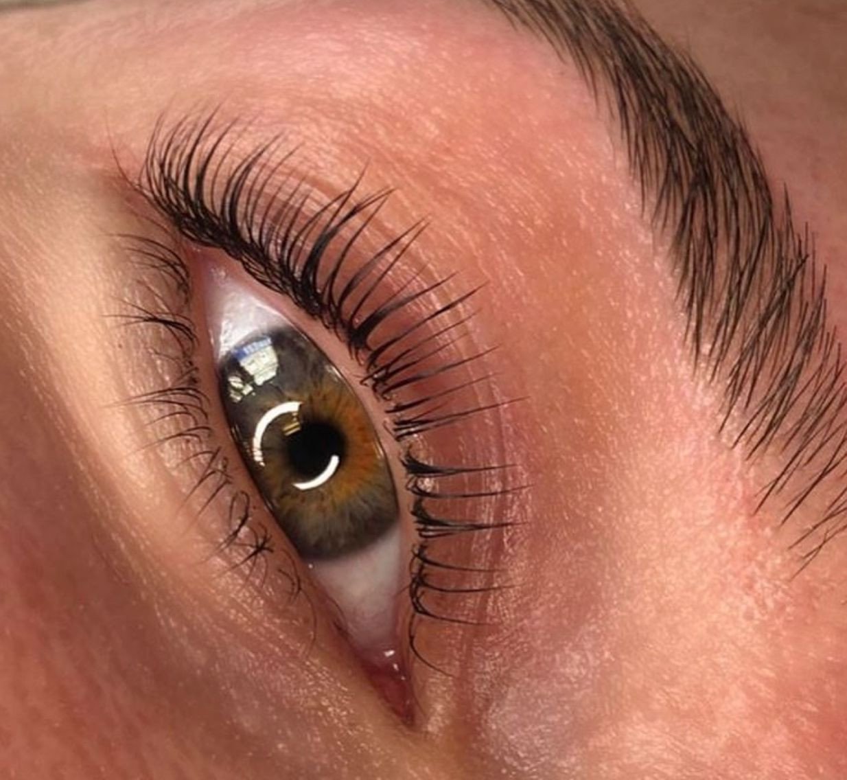 Avant après rehaussement de cils Lash Lift avec colle Velvet Extension