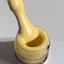 Texture du vernis semi-permanent Jaune vanille, teinte jaune pastel crémeux