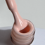 Texture du vernis semi-permanent Nude poudré, teinte nude rosé clair